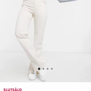 Jeans med slit - Säljer dessa slutsålda jeans då de är för stora för mig. Använda fåtal gånger!