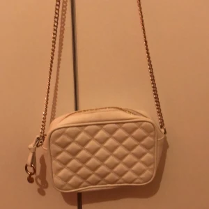 axelremsväska  - Säljer nu min axelremsväska som är ifrån H&M gissar jag på då den är rätt gammal. Använd några gånger för ca 2 år sedan, bra skick. Säljer pga att den inte kommer till användning. 