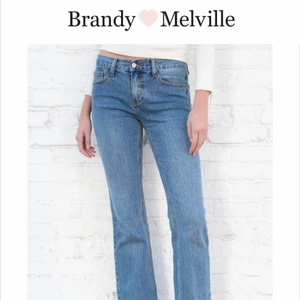 Lågmidjade jeans från brandy melville - Modellen heter brielle. Aldrig använda med lapp kvar‼️. Första bilden är lånad från deras hemsida.    Kan inte skicka egna bilder tyvärr då de inte passar mig. Men se första bild för att se hur de sitta.💘           Midjemåttet är 72cm, Innerbenslängden är 82cm!  