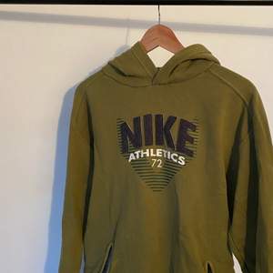 Original Nike hoodie i fint skick.  Vid köp av produkt: 1. Skicka meddelande med: - Namn - Adress och postnummer - Tel och mail 2. Swisha  3. Paketet postas till dig!