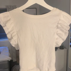 Topp - Säljer min fina topp som jag köpte i somras från zara. Toppen är använd fåtal gånger och därav bra skick. Skriv privat för fler bilder eller frågor💞 pris kan diskuteras!<3