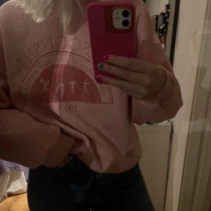 Gina tröja - Storlek: S Pris: 80kr Skick: Bra Modellen på bilden är 171cm För mer bilder och information, skicka DM Betalning sker via Swish Kunden betalar frakt 