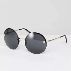 Versace Runda Solglasögon  - Väldigt snygga runda solglasögon från Versace, storlek 59. De är använda två ggr. Originalförpackning medföljer. Gratis frakt 