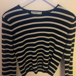 ZARA randig tröja - INTRESSEKOLL på denna randiga croppade ZARA tröjan, så fin men jag använder den inte så ofta längre! Superfin, närmare M än L dock! Frakt tillkommer💕