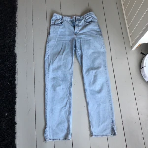 Jeans Zara - Jeans från Zara, storlek finns på bild 3. Säljer då de är för stora för mig. Bara testade så är iprincip helt nya. 