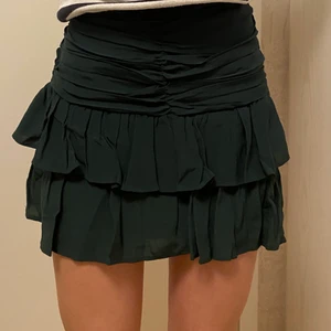 Zara volang kjol  - En väldigt populär volang kjol från Zara som är helt slutsåld. Strl S men passar även Xs. Börja buda från 150kr. Frakt 45kr. Lägger upp igen pågrund av oseriös köpare. 