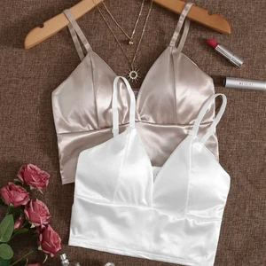 Söta satin toppar  - Säljer dessa topparna i satin från Shein, köpa i somras, säljer då de ej kommer till användning, strl S, 150kr inklusive frakt!💜