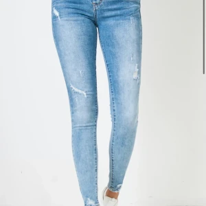 Jeans från jfr - Fick dessa hem idag men sitter inge bra! Alltså helt nya med lappar på. Storlek S ! Nypris 599:-