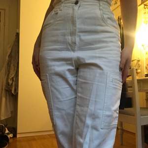 vita jeans köpta på h&m, storlek 36. Skönt och mjukt material.