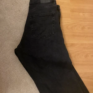 Svarta jeans - Svarta flare jeans i modellen Yoko från Monki! Inte använda alls många gånger och i nyskick!! Skriv för frågor!😁