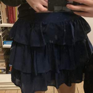 Säljer dessa två fina kjolar som är köpta i Italien, jag säljer dom eftersom jag inte haft någon användning för dom. De kostar 100kr styck och man kan skriva privat för fler bilder (köparen står för frakt)
