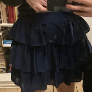 Volang kjolar 💗 - Säljer dessa två fina kjolar som är köpta i Italien, jag säljer dom eftersom jag inte haft någon användning för dom. De kostar 100kr styck och man kan skriva privat för fler bilder (köparen står för frakt)