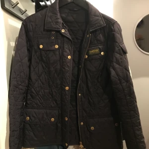 Barbour jacka storlek 34 - Äkta mörkblå barbour jacka köpt 2018. Fint skick, skärp finns. St 34. Frakt tillkommer, nypris 2000kr💗