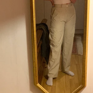 Beiga byxor  - Säljer nu mina älskade byxor, sitter välldigt fint och lite baggy, är långa. Har fickor på sidorna och bak. 