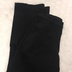 Svarta kostymbyxor dam strl M - Snygga kostymbyxor från BikBok i strl M/42. Köptes för 399 men säljs för 250kr💕