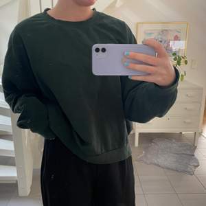Mörkgrön sweatshirt från Weekday❤️ Storlek M!