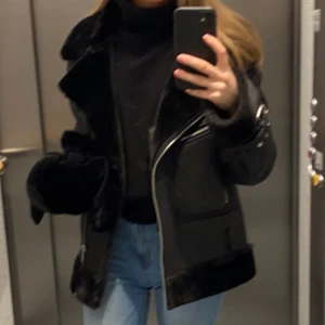 Nelly - Köptes förra året för 800kr säljer för 300kr. Ja är vanligt vis XS eller S men denna är stor på mig så skulle passa upp till M.