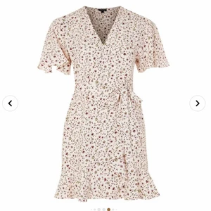 Omlottklänning 36 Topshop blommig - Jättefin sommarklänning från topshop i strl 36 den är svagt rosa och blommig, finns knapp och knytning. Nypris 899kr använd 2 ggr så fint skick! Hämtas i Segeltorp eller postas mot fraktkostnad 45kr