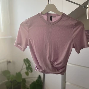 Croppad topp från H&M, strl s - Lavendelfärgad croppad topp från H&M i storlek S💕