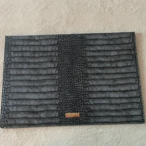 Bianca datorfodral  - Säljer mitt datorfodral från Bianca Ingrosso. Aldrig använt därav inga repor eller slitningar. Dessa tillverkas ej längre. Buda på 💕