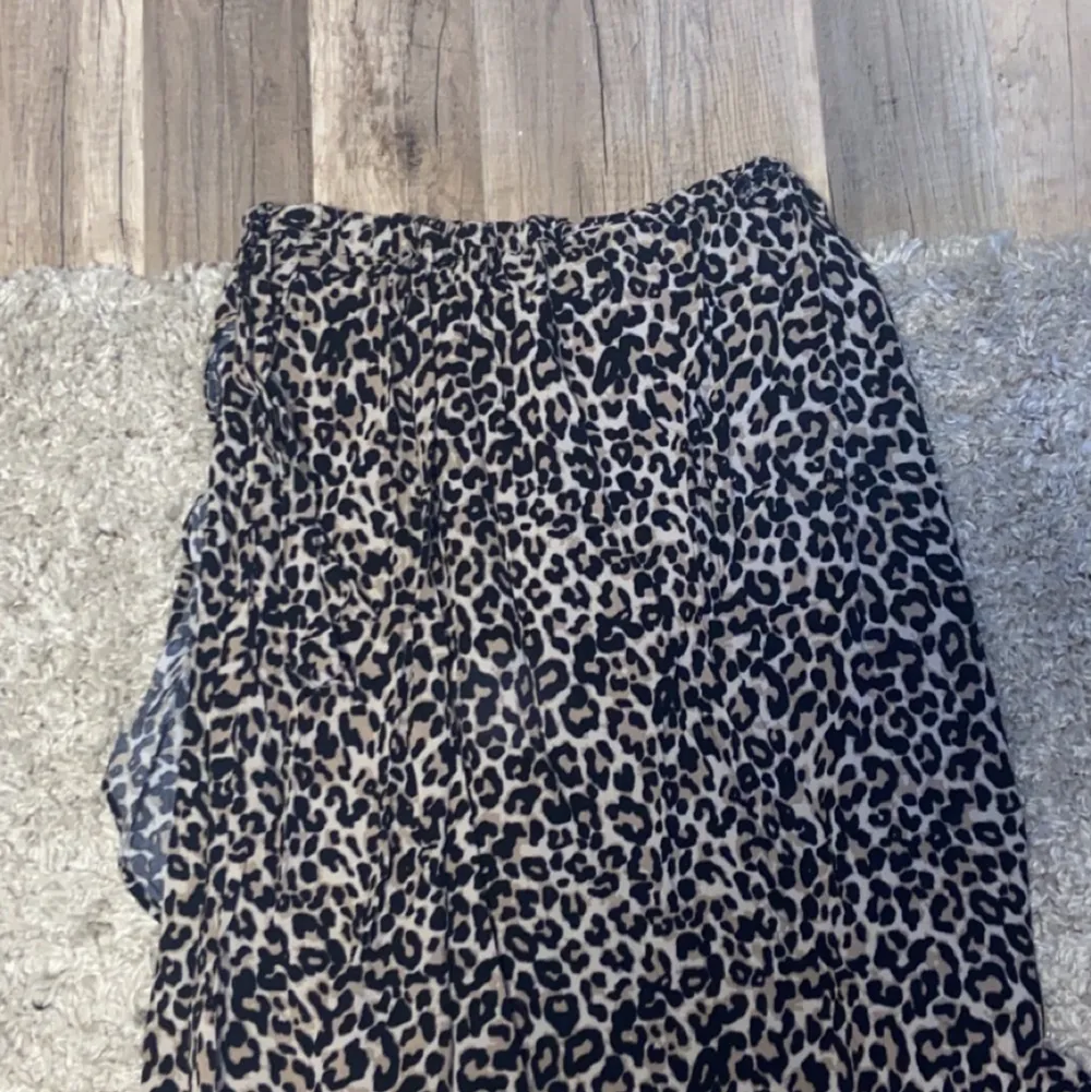 En jätte söt kjol från Lindex!! Slutsåld på hemsida. Knytband där man kan välja hur hårt i midjan den ska sitta🤩Väldigt fin till sommaren, kom privat för mer bilder eller frågor!!🤎🤎. Kjolar.