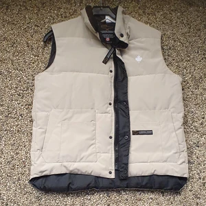 Åkta canada goose väst jacka - Säljer min åkta Canada 🇨🇦 goose jacka som är i mycket bra skick och passar xs _ m beror på hur man vill ha på sig.Finns fler bilder, bra till alla årstider.bud I kommenterna