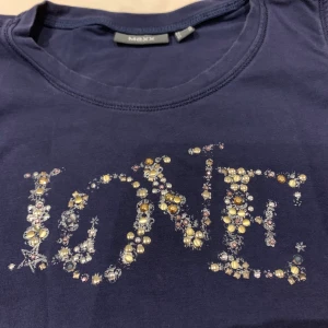 Topp - Y2k-topp i XS! Om man klipper av den kan den bli en assnygg magtröja☺️❤️