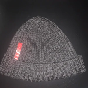 Prada  - Prada mössa i bra skicka. Skicka iväg ett meddelande om de finns nån fråga. Köparen står för frakt !