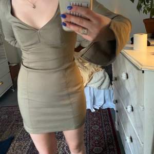 Säljer min klänning från zara (köpt för ca 1 år sen)! Säljer pga inte min stil😇 Färgen är mest lik första bilden😊