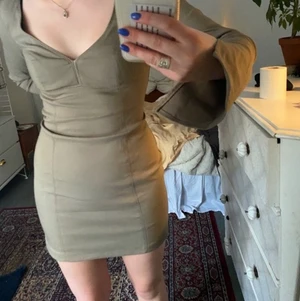 zara klänning - Säljer min klänning från zara (köpt för ca 1 år sen)! Säljer pga inte min stil😇 Färgen är mest lik första bilden😊