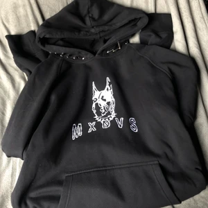 MXDVS HOODIE/MAX REYNDERS - skitcool hoodie med stora kraftiga nitar runt halsen! köptes 2020 för ca 1800:- men knappt andvänd så säljer den⚔️ storlek (L) kan tänka mig att sälja för 1000:- eller byta emot något häftigt! kontakta mig vid frågor❤️‍🔥