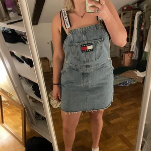 Tommy hilfiger dungarees klänning  - Hängsleklänning från TH, perfekt för sommaren, jätteskönt!