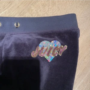 Juicy Couture mjukisbyxor - Säljer mina juicy byxor, i storlek 14 år men passar på mig som är 165cm! Knappt använda så i fint skick🤍