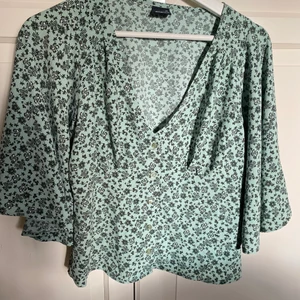 Blus - Jätte söt blus från ginat tricot i storlek 34 men passar bra på mig dom har storlek S/36✨💓