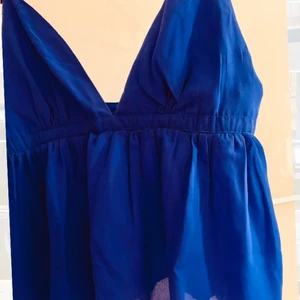 Bikbok topp  - Säljer denna fina topp från bikbok! Använt en gång så den är i nyskick! Storleken är mer som en XS/S då linnet är ganska litet i storlek 🌼 skriv för frågor <3