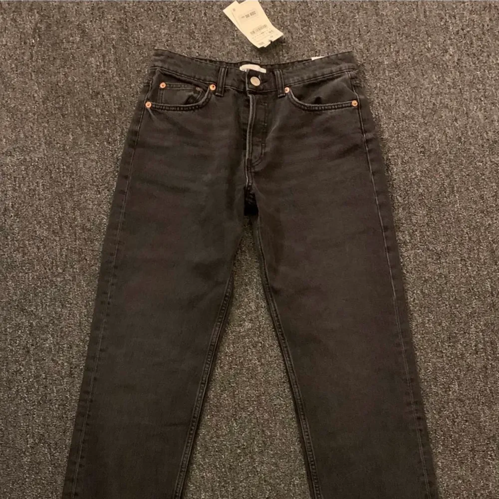 Säljer de slutsålda Mid straight jeansen från Zara, säljer pga de inte passade. Fraktar inte men kan mötas upp i Gbg💞💞. Farkut & Housut.
