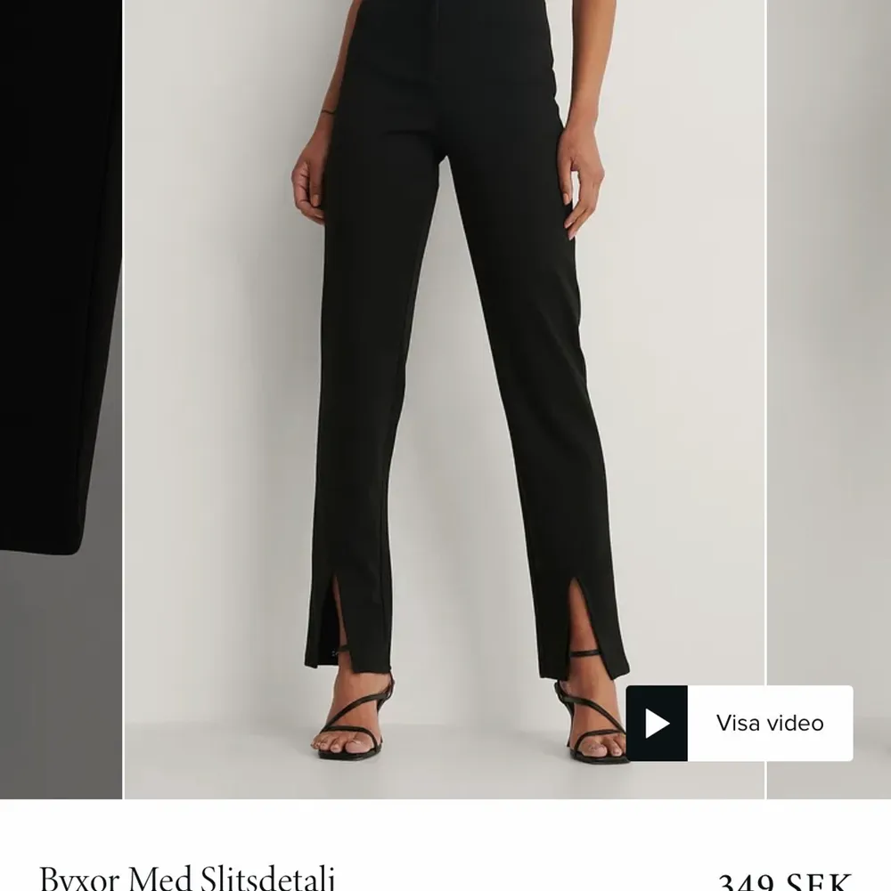 Säljer dessa svarta byxor med slits i fram, dem är lite kortare skulle jag säga då dem är perfekt i längden för mig som är 158, däremot lite för små därav säljer jag dem. Har endast använt dem en gång så dem är som ny! . Farkut & Housut.