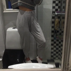 Mjukisbyxor i stl S - Ett par grå mjukisbyxor som är korta vid benen men väldigt sköna och passar perfekt om man bara vill chilla❤️❤️