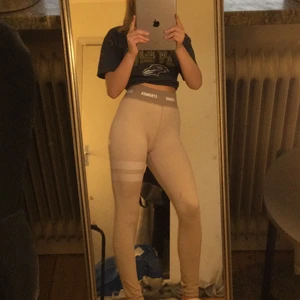 Ett par träningsbyxor i stl S - Detta är ett par STRONGER träningsbyxor. Dem är snygga, bekväma och ni får dem till ett väldigt bra pris❤️