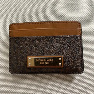 Michael Kors korthållare - En korthållare från MK med guldlogga (lite sliten se bild 3).