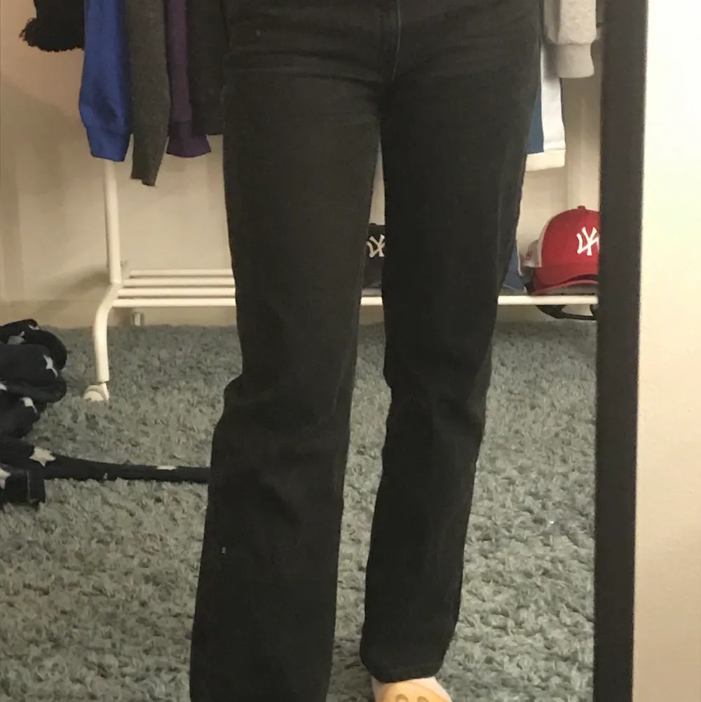 Säljer ett par jätte fina straight jeans från weekday! Dom är i modellen voyage och är använda fåtal gånger. Kommer passa super bra om du är lite kortare och dom är i storlek 24 i midjan och 30 längd! 💗😊. Jeans & Byxor.