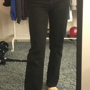 Stright jeans, Weekday storlek 24/30 - Säljer ett par jätte fina straight jeans från weekday! Dom är i modellen voyage och är använda fåtal gånger. Kommer passa super bra om du är lite kortare och dom är i storlek 24 i midjan och 30 längd! 💗😊