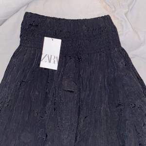 En helt oanvänd kjol ifrån zara som är köpt här på plick men som inte riktigt passade mig💕  prislappen sitter till o med kvar💕 buda i kommentarerna!