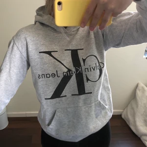 Fake Calvin Klein hoodie  - Köpt på en marknad i Rhodos, använd ca 3 gånger 