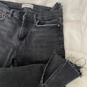 Korta bootcutjeans från zara med slits  - Storlek 36. Modellen liknar den på sista bilden!
