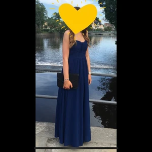 Marinblå balklänning  - Säljer min marinblåa balklänning, köpt från bubbleroom, endast använd 1 gång, säljer pga att den inte använts något mer, storlek M. Frakten tillkommer på priset.