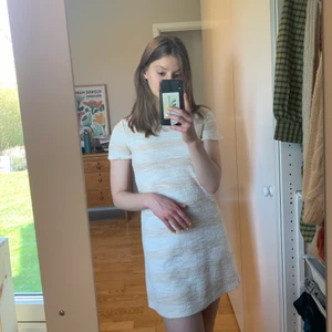 Klänning från mango  - Fin och skön t-shirtklänning i najs skick. Köparen står för frakt 