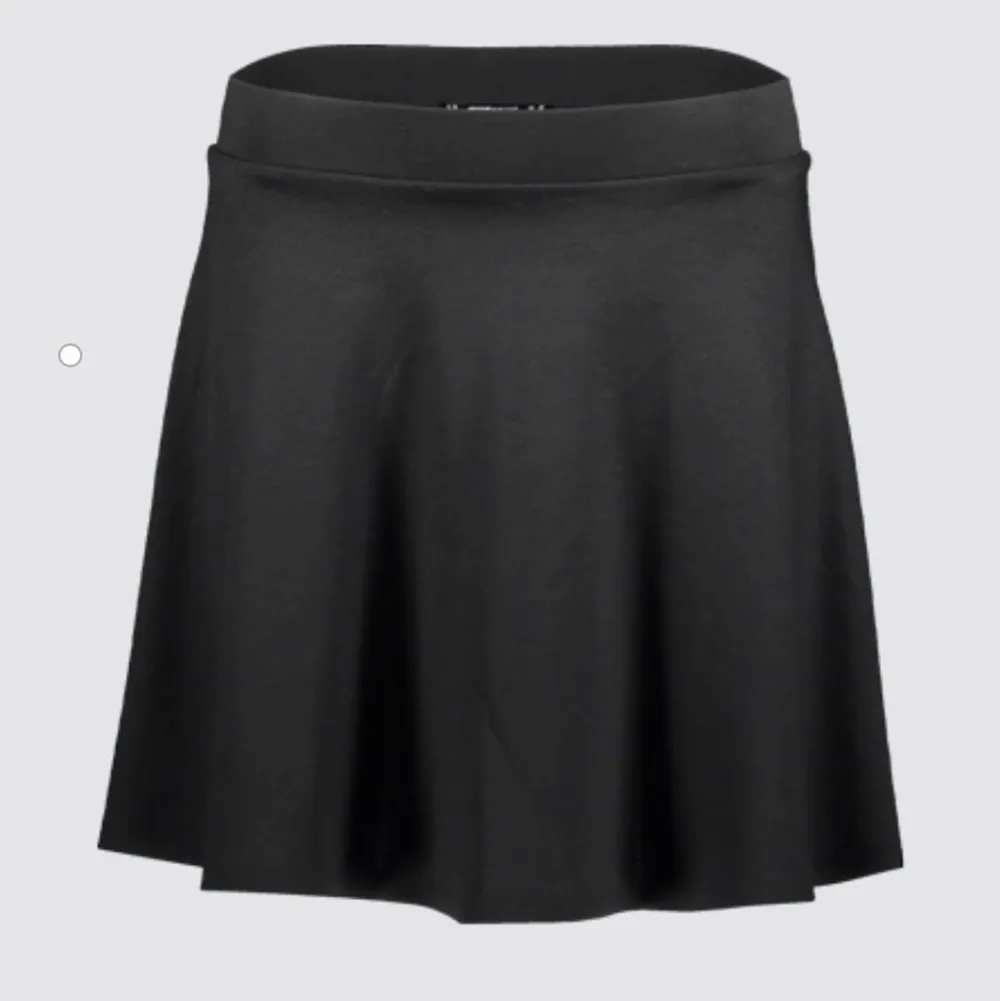 Svart kjol från NewYorker 🖤🖤 de första två bilderna är lånade från newyorker!. Kjolar.