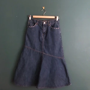 Långkjol i jeans - Supersöt långkjol i jeans! Sitter lågmidjad på mig och jag har storlek xs! Kjolen känns väldigt y2k med små diamantstenar vid fickorna!