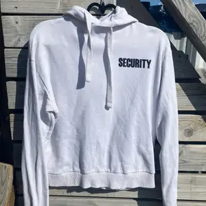 Snygg vit hoodie med trycket ”security” från nakd, inte kommit till användning så väljer nu att sälja den till nån som får bättre användning av den🥰frakt ingår i priset
